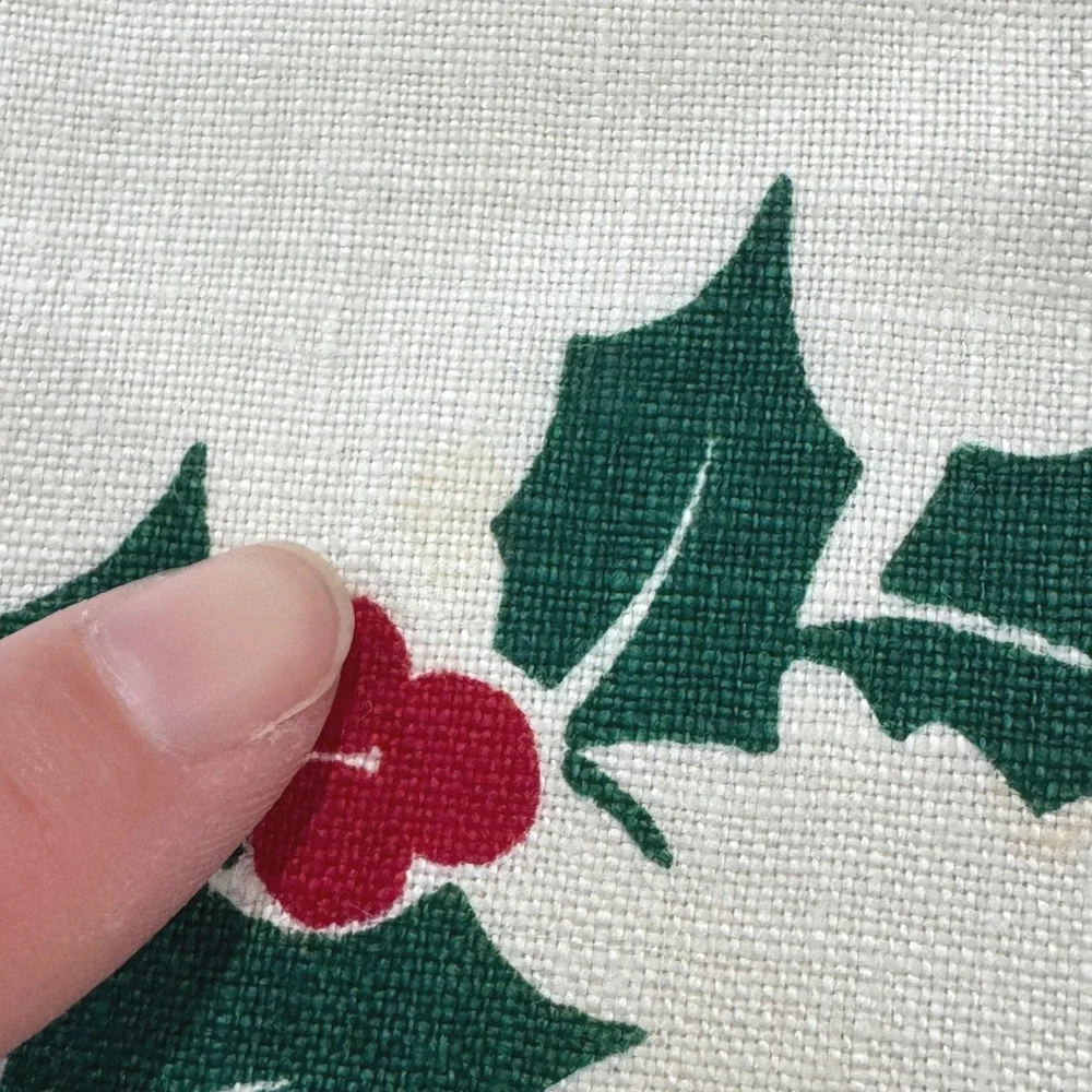 Vintage Christmas Holly Berry Wreath White Cloth Napkins Set 5 Festive IMPERFECT